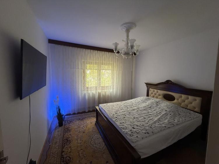 Apartament cu 3 camere decomandat, mobilat în Piața Centrală