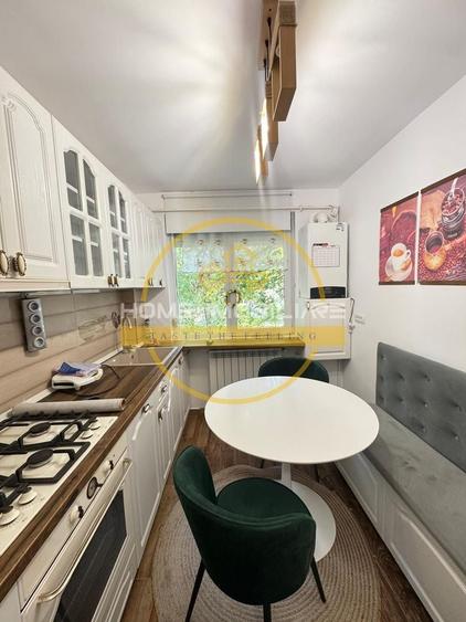 Apartament cu 3 camere decomandat, mobilat în Podu Roș