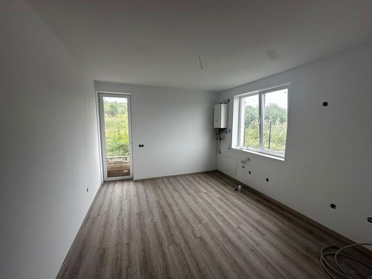 Duplex cu 5 camere cu Canalizare în Exterior Vest