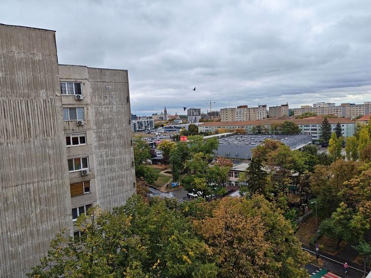 Apartament cu 3 camere semidecomandat, mobilat în Gheorghe Lazăr
