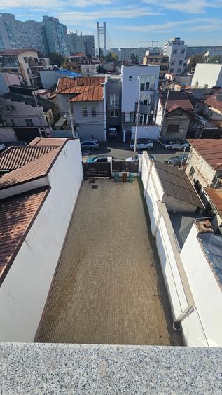 Casă individuală cu 6 camere cu Canalizare în Banu Manta