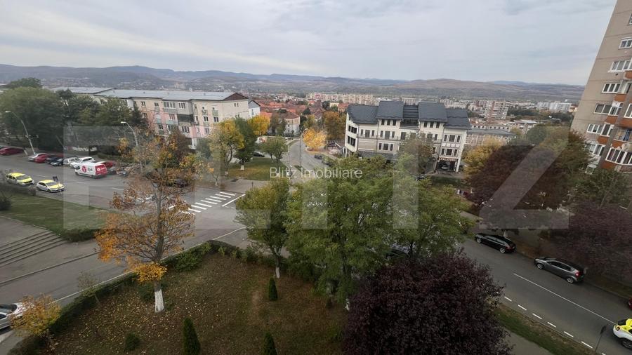 Apartament cu 3 camere si balcon, 50 mp. gata de renovat pe stilul propriu.