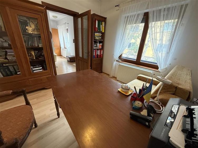 Casă individuală cu 8 camere cu Canalizare în Ultracentral