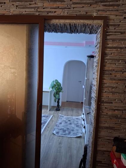 Apartament cu 3 camere semidecomandat în Zemeș