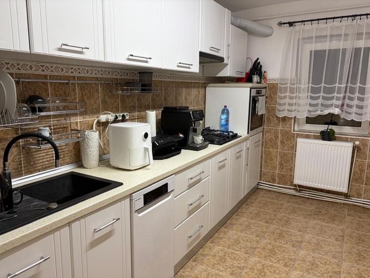 Apartament cu 3 camere decomandat în Ștefan cel Mare