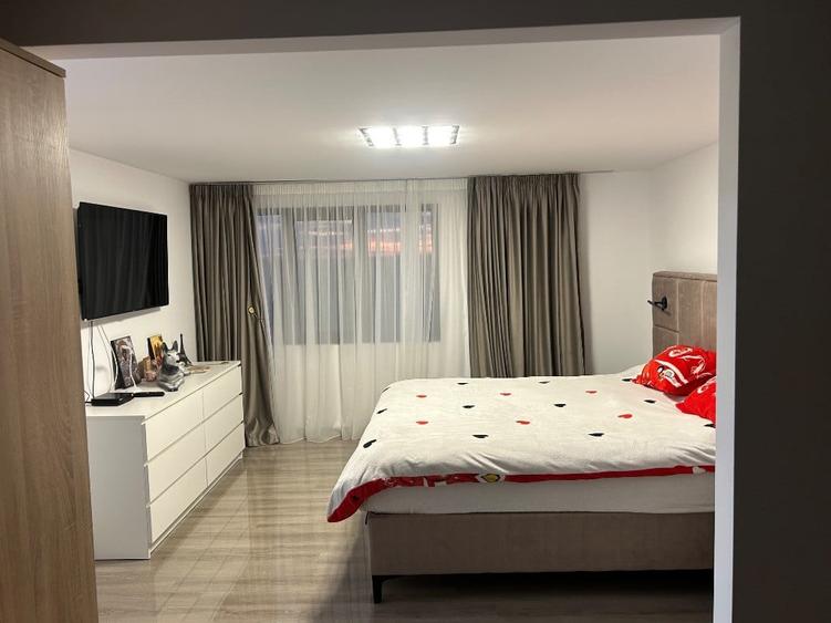 Casă cu 6 camere cu Teren 500 Mp în Săbăreni