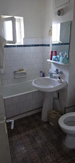 Apartament cu 3 camere decomandat în Rovine