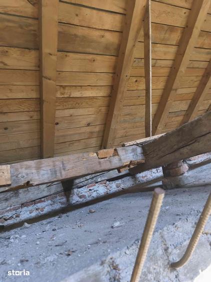 Casă cu 10 camere cu Teren 287 Mp în Tractorul