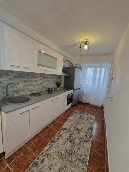Apartament cu 4 camere decomandat în Rovine
