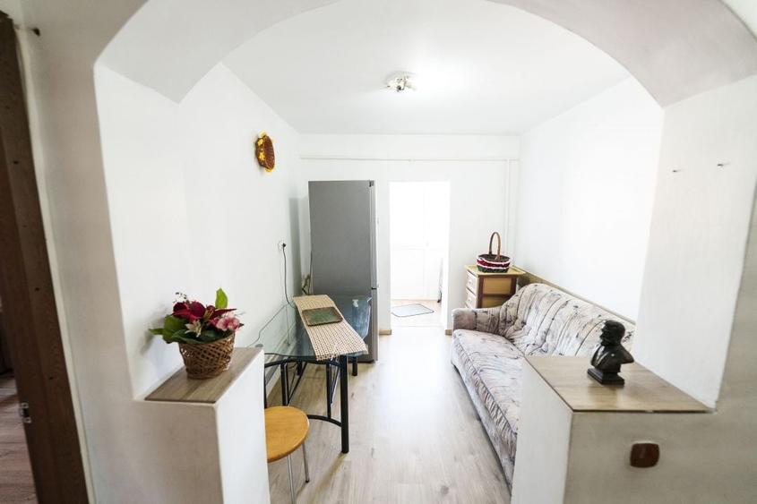 Apartament cu 2 camere decomandat, mobilat în Rovine