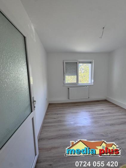 Apartament cu 3 camere semidecomandat în Micro 40
