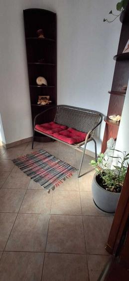 Apartament cu 3 camere semidecomandat, mobilat în Dristor
