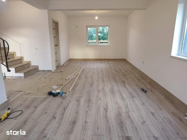 Casă cu 4 camere cu Teren 370 Mp în Joița