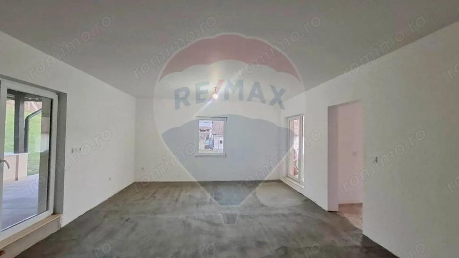 Casă cu Teren 800 Mp în Gălățeni