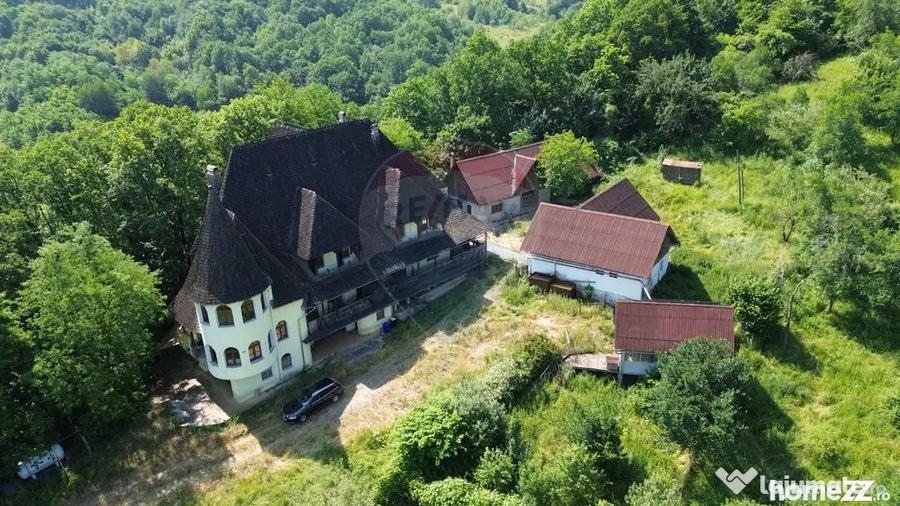 Casă cu 10 camere cu Teren 24700 Mp în Berchez