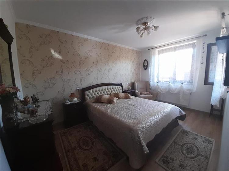 Casă cu 6 camere cu Teren 294 Mp în Central