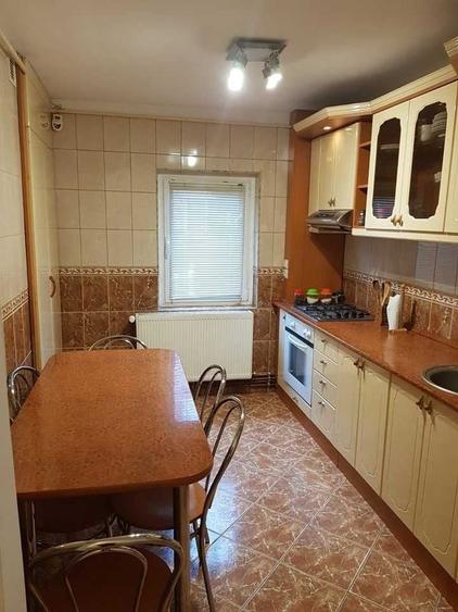 Apartament cu 3 camere decomandat în Confecții