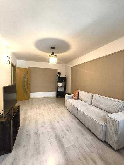 Apartament cu 3 camere decomandat în Tineretului