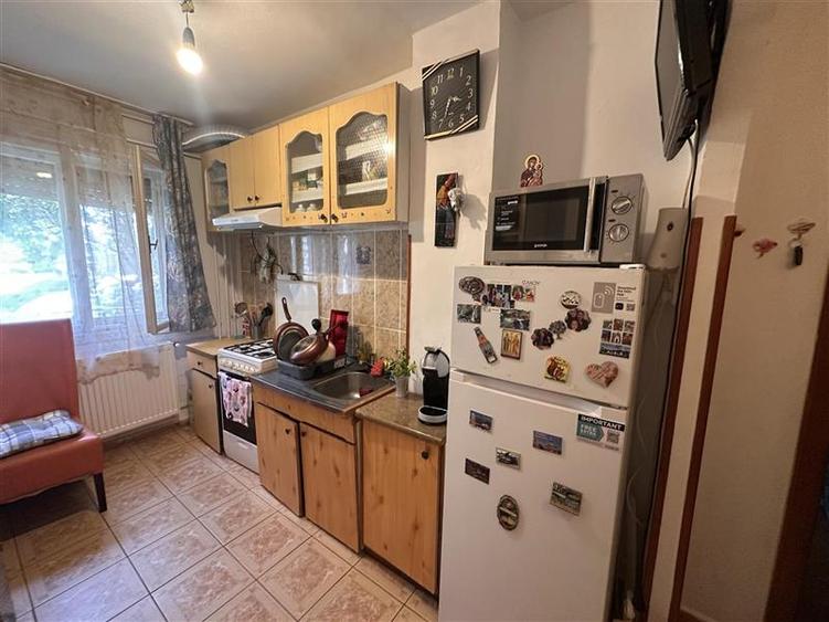 Apartament cu 2 camere semidecomandat, mobilat în Dâmbovița