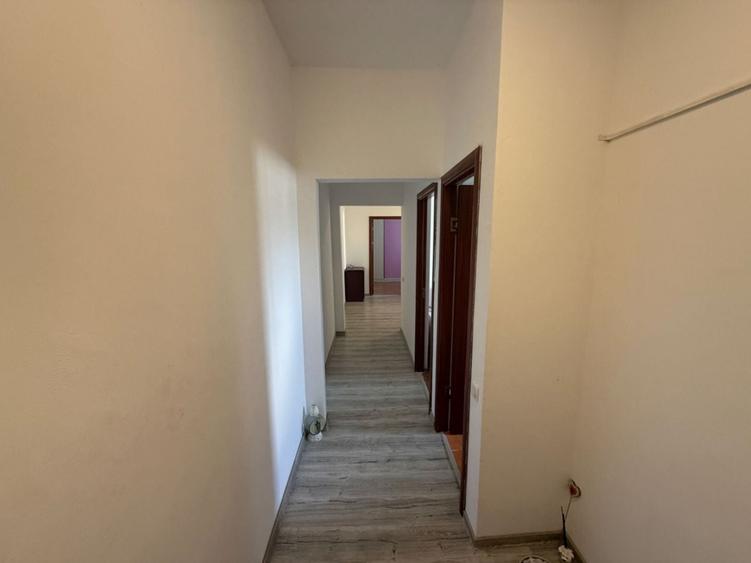 Apartament cu 3 camere semidecomandat, mobilat în Km 4-5