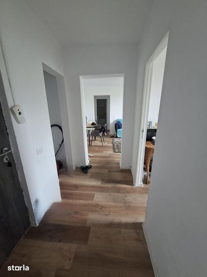 Apartament cu 3 camere semidecomandat în Calea București