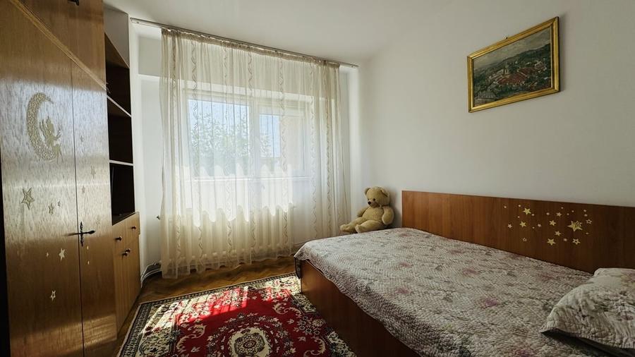 Apartament cu 3 camere semidecomandat, mobilat în Tineretului