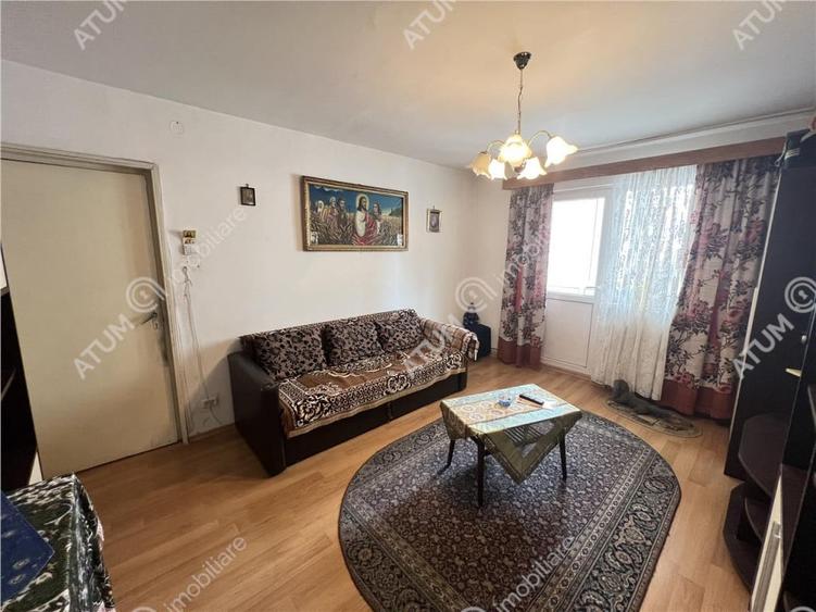 Apartament cu 3 camere semidecomandat în Vasile Aaron