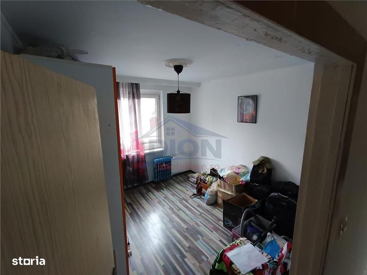 Apartament cu 3 camere semidecomandat în Drumul Taberei