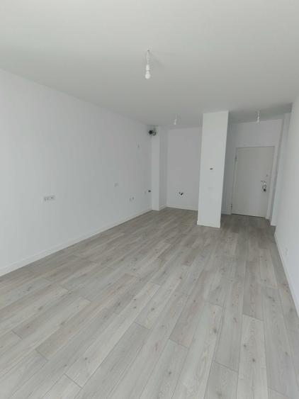 Apartament cu 3 camere semidecomandat în Exterior Vest