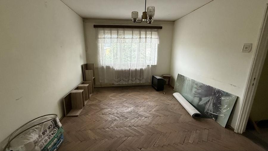 Apartament cu 3 camere semidecomandat în Precista