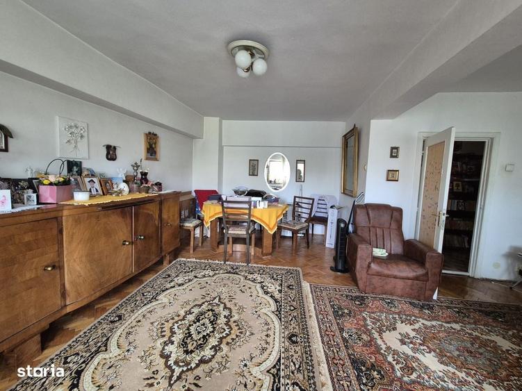 Apartament cu 3 camere decomandat în Calea București