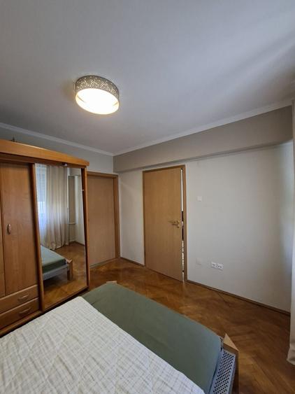Apartament cu 3 camere decomandat, mobilat în Centrul Bancar
