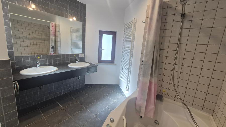 Casă individuală cu 6 camere cu Canalizare în Nord