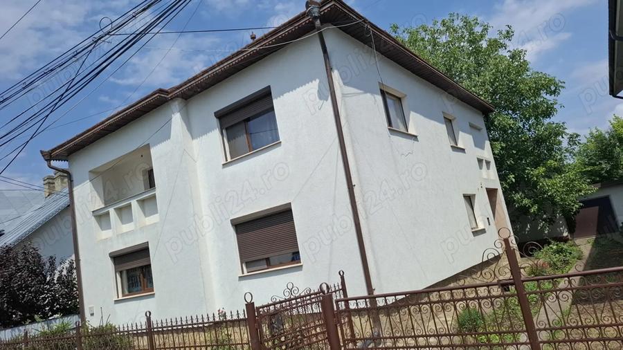 Casă cu 6 camere cu Teren 495 Mp în Central