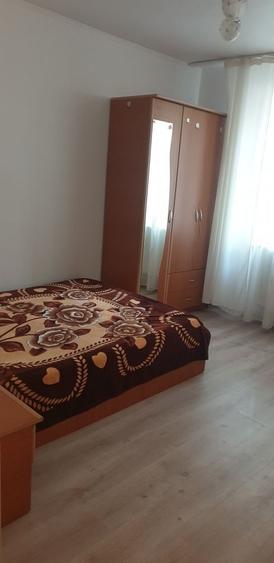 Inchiriez apartament 3 camere - 4