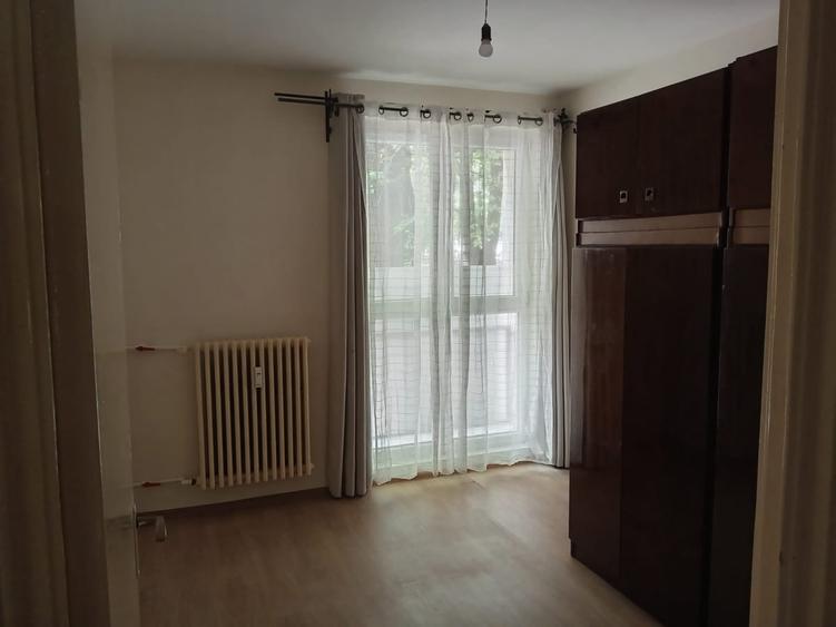 Apartament cu 3 camere semidecomandat în Berceni