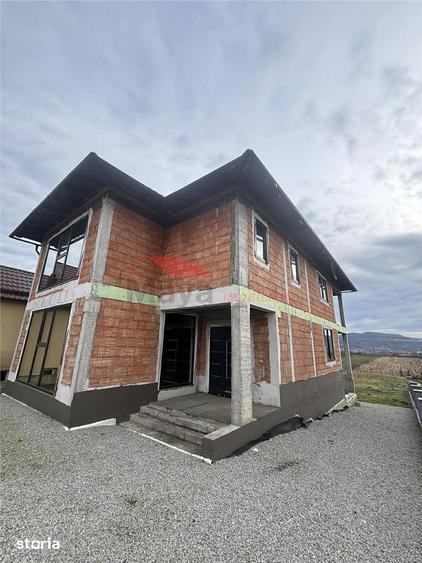 Casă cu 4 camere cu Teren 900 Mp în Uriu