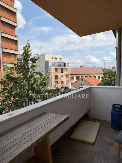 Apartament cu 3 camere decomandat, mobilat în Central