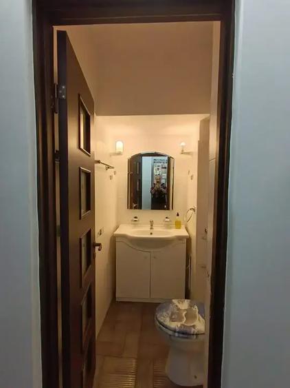 Apartament cu 3 camere decomandat, mobilat în Victoriei