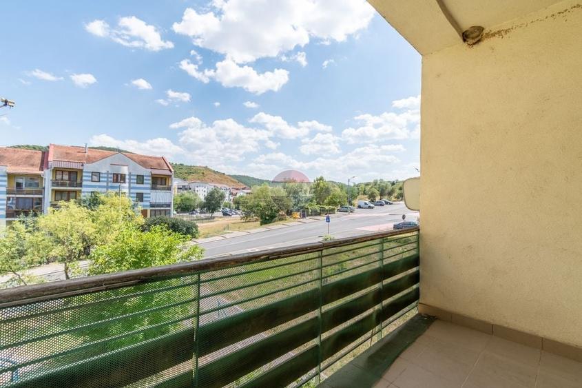 Apartament cu 2 camere semidecomandat, mobilat în Florești