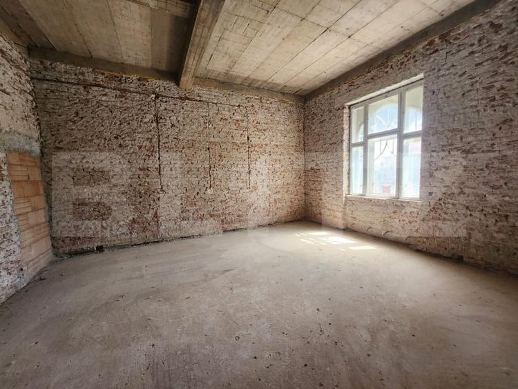 Casă individuală cu 10 camere cu Canalizare în Ultracentral