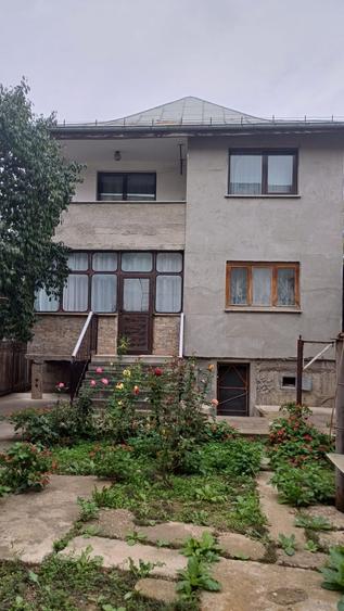 Casă individuală cu 8 camere cu Canalizare în Granit