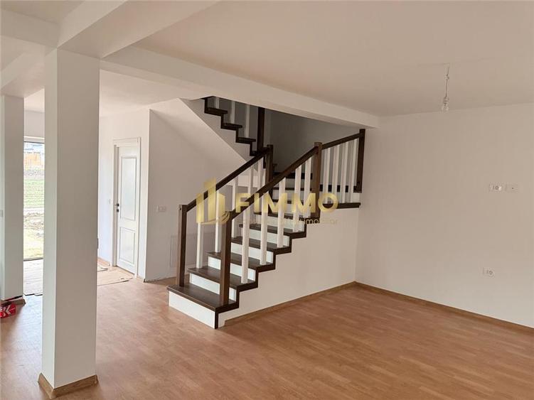 Duplex cu 4 camere cu Teren 260 Mp în Exterior Est