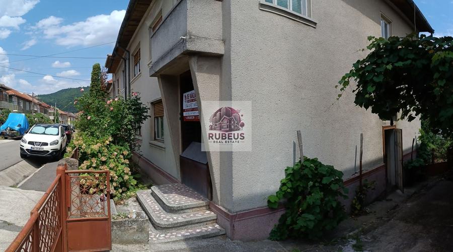 Casă cu 6 camere cu Canalizare în Sud