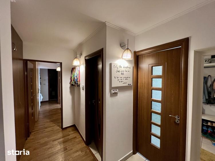 Apartament cu 3 camere decomandat în Est