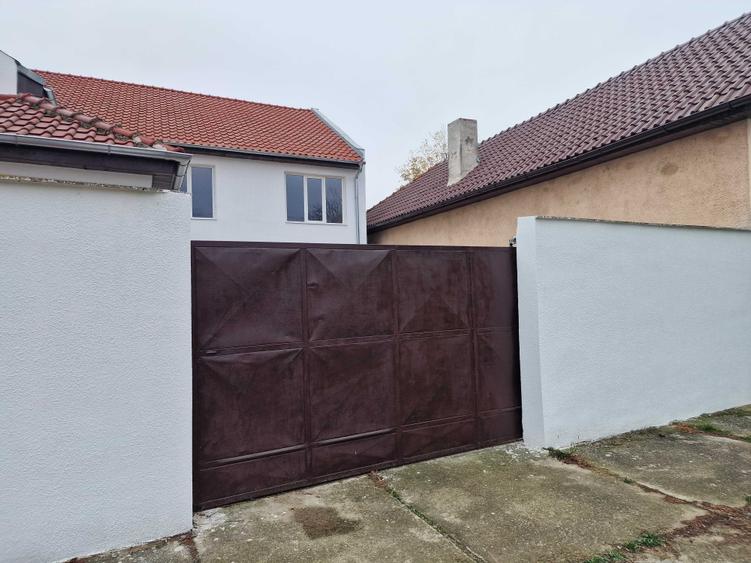 Casă cu 4 camere în Exterior Vest