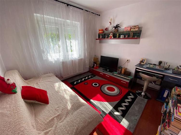 Apartament cu 3 camere decomandat în Aradului