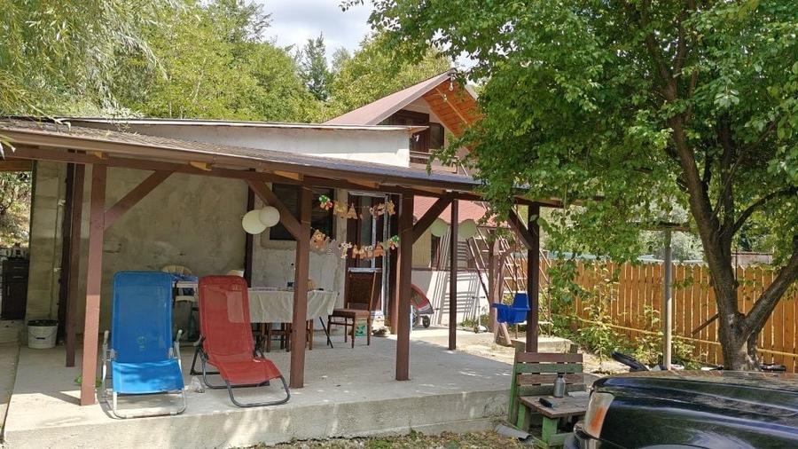 Casă cu 4 camere în Răzvad
