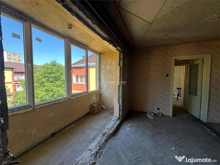 Apartament cu 3 camere semidecomandat în Central