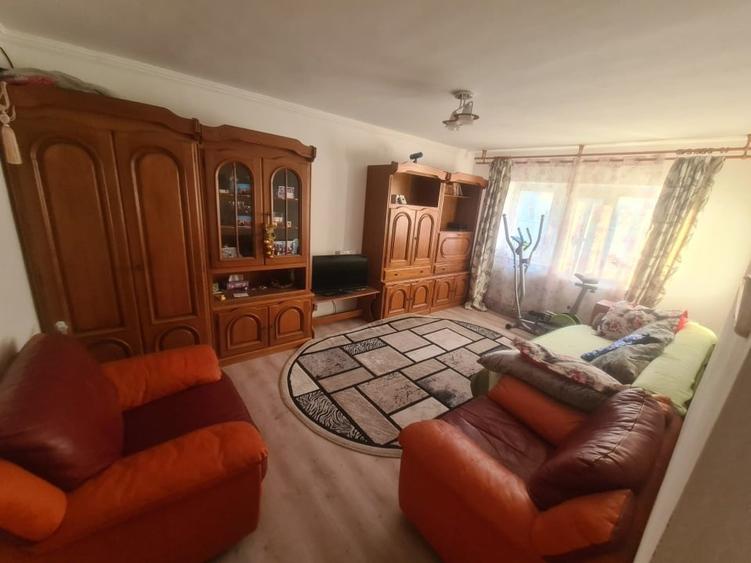 Apartament cu 3 camere decomandat în Km 4-5